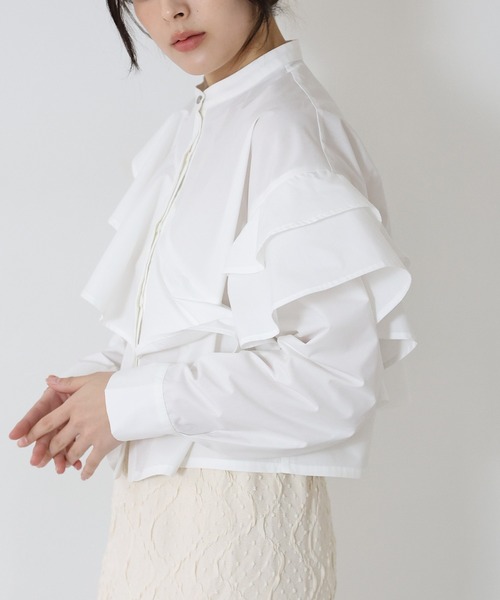 J by blue(ジェイバイブルー)の「ショートアシメラッフルシャツ(シャツ/ブラウス・レディース・ホワイト/ブルー/ブラック・MEDIUM)」の6枚目の写真