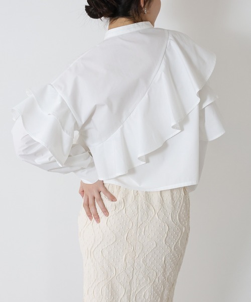 J by blue(ジェイバイブルー)の「ショートアシメラッフルシャツ(シャツ/ブラウス・レディース・ホワイト/ブルー/ブラック・MEDIUM)」の7枚目の写真