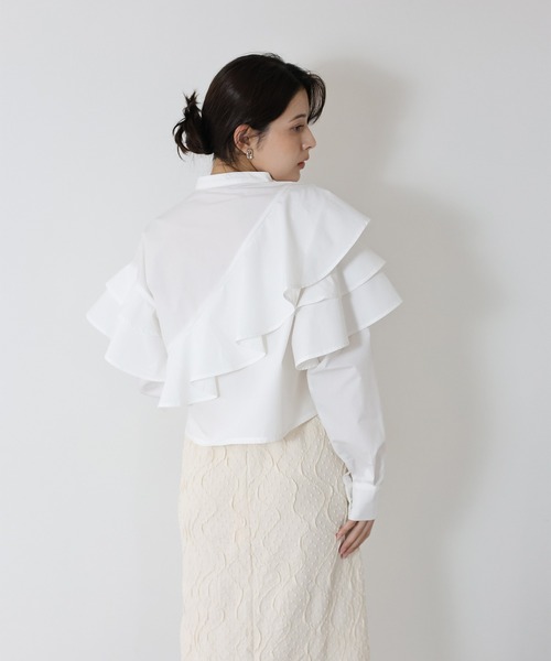 J by blue(ジェイバイブルー)の「ショートアシメラッフルシャツ(シャツ/ブラウス・レディース・ホワイト/ブルー/ブラック・MEDIUM)」の8枚目の写真