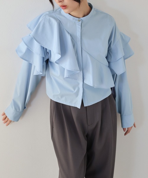 J by blue(ジェイバイブルー)の「ショートアシメラッフルシャツ(シャツ/ブラウス・レディース・ホワイト/ブルー/ブラック・MEDIUM)」の10枚目の写真
