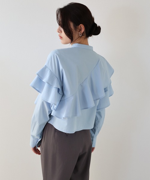 J by blue(ジェイバイブルー)の「ショートアシメラッフルシャツ(シャツ/ブラウス・レディース・ホワイト/ブルー/ブラック・MEDIUM)」の13枚目の写真
