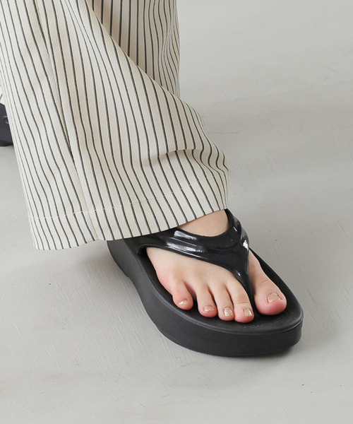 OOFOS(ウーフォス)の「《追加》OOFOS/ウーフォス Oomega OOMEGA(サンダル・レディース・ブラック/ベージュ系その他・23cm/24cm/25cm)」の7枚目の写真