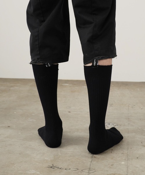 TAKAHIROMIYASHITATheSoloIst.（タカヒロミヤシタザソロイスト）の「TAKAHIROMIYASHITATheSoloIst./タカヒロミヤシタザソロイスト.×decka Quality socks/デカクオリティソックス middleweight ribbed mid socks. 靴下（ソックス/靴下・メンズ・ブラック/ホワイト・25-28）」の2枚目の写真