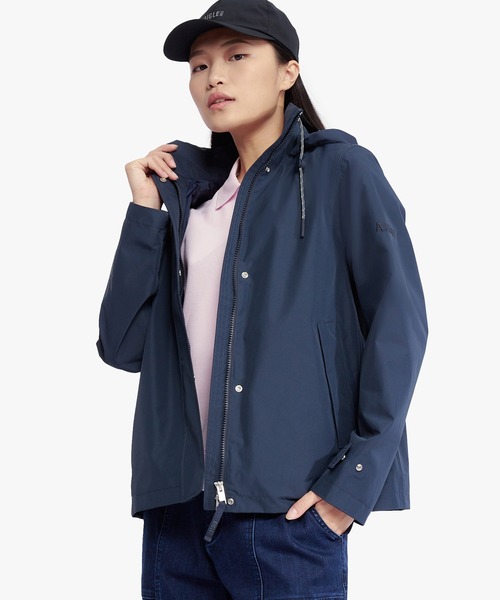 AIGLE(エーグル)の「GORE-TEX ゴアテックス 防水 撥水 防風 透湿 2レイヤーフーデッドハイキングジャケット / フード取り外し可(マウンテンパーカー・レディース・キャメル/ダークブルー・36/38/40)」の9枚目の写真