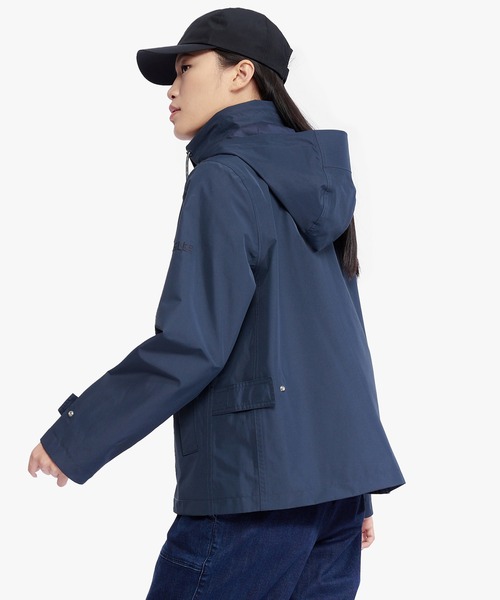 AIGLE(エーグル)の「GORE-TEX ゴアテックス 防水 撥水 防風 透湿 2レイヤーフーデッドハイキングジャケット / フード取り外し可(マウンテンパーカー・レディース・キャメル/ダークブルー・36/38/40)」の10枚目の写真