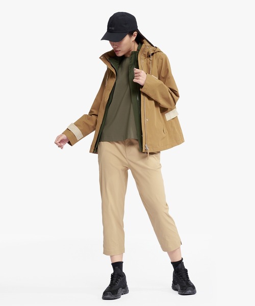AIGLE(エーグル)の「GORE-TEX ゴアテックス 防水 撥水 防風 透湿 2レイヤーフーデッドハイキングジャケット / フード取り外し可(マウンテンパーカー・レディース・キャメル/ダークブルー・36/38/40)」の3枚目の写真
