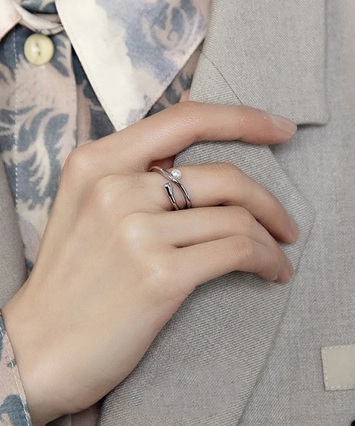 Leja（レジャ）の「【LEJA】ウェーブパールフォークリング　結婚式 パーティー 成人式 二次会 同窓会 お呼ばれ オケージョン 20代 30代（リング・レディース・ゴールド/シルバー・FREE）」の4枚目の写真
