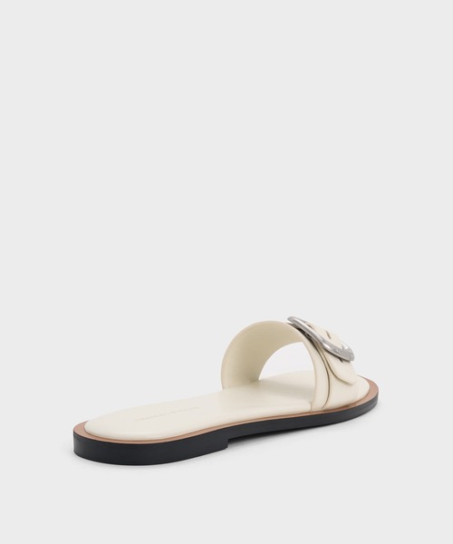 CHARLES & KEITH(チャールズ & キース)の「バックルストラップ スライドサンダル(サンダル・レディース・オフホワイト/ブラック系その他7・23cm/25.5cm/25cm/24.5cm/23.5cm/22.5cm)」の5枚目の写真