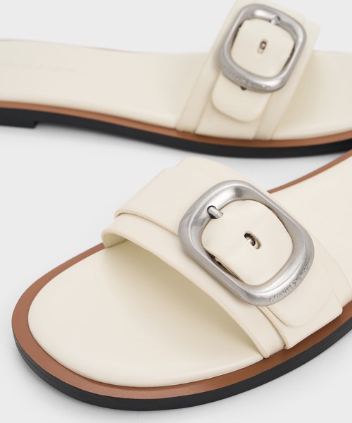 CHARLES & KEITH(チャールズ & キース)の「バックルストラップ スライドサンダル(サンダル・レディース・オフホワイト/ブラック系その他7・23cm/25.5cm/25cm/24.5cm/23.5cm/22.5cm)」の6枚目の写真