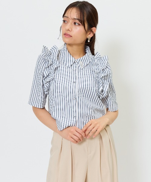 AND COUTURE(アンドクチュール)の「ビジュー付きストライプフリルシャツ(シャツ/ブラウス・レディース・ブルー系その他/パープル系その他/ホワイト系その他2/ネイビー/ホワイト系その他・FREE)」の2枚目の写真