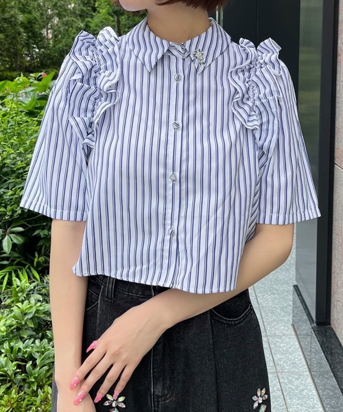 AND COUTURE(アンドクチュール)の「ビジュー付きストライプフリルシャツ(シャツ/ブラウス・レディース・ブルー系その他/パープル系その他/ホワイト系その他2/ネイビー/ホワイト系その他・FREE)」の1枚目の写真