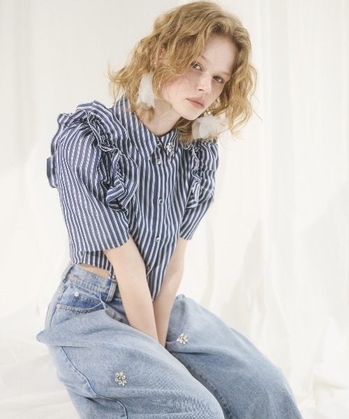 AND COUTURE(アンドクチュール)の「ビジュー付きストライプフリルシャツ(シャツ/ブラウス・レディース・ブルー系その他/パープル系その他/ホワイト系その他2/ネイビー/ホワイト系その他・FREE)」の3枚目の写真