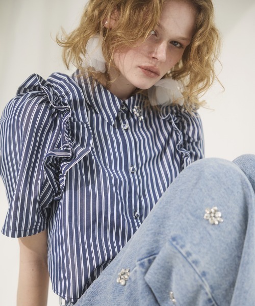 AND COUTURE(アンドクチュール)の「ビジュー付きストライプフリルシャツ(シャツ/ブラウス・レディース・ブルー系その他/パープル系その他/ホワイト系その他2/ネイビー/ホワイト系その他・FREE)」の10枚目の写真