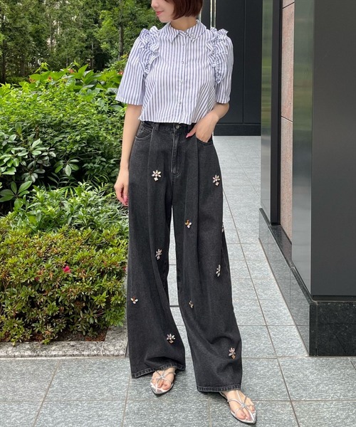 AND COUTURE(アンドクチュール)の「ビジュー付きストライプフリルシャツ(シャツ/ブラウス・レディース・ブルー系その他/パープル系その他/ホワイト系その他2/ネイビー/ホワイト系その他・FREE)」の8枚目の写真