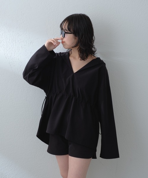 COLONY 2139（コロニートゥーワンスリーナイン）の「Vネックフード付きラッシュガード（ラッシュガード・レディース・アイボリー/ブラック・FREE）」の19枚目の写真