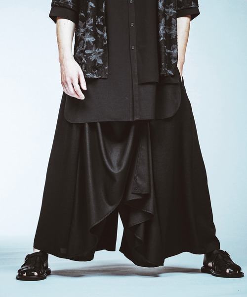 NO ID.（ノーアイディ）の「【NO ID.】Gather Baggy Drape Trousers / ギャザー バギー ドレープ トラウザーズ（その他パンツ・メンズ・グレー/ブラック・1/2）」の2枚目の写真