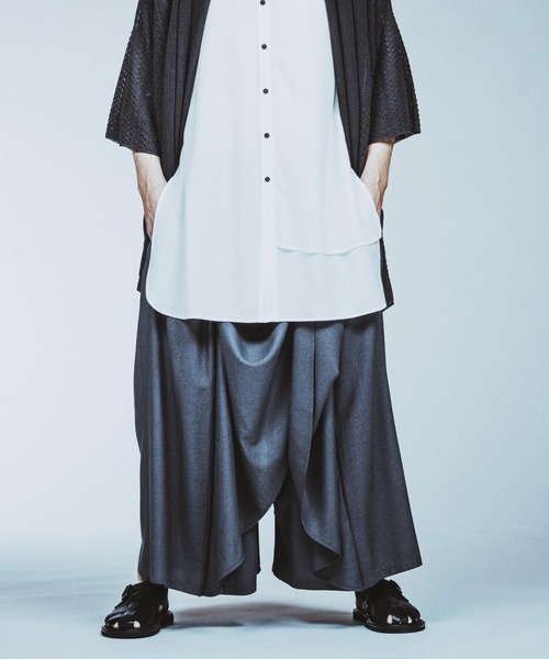 NO ID.（ノーアイディ）の「【NO ID.】Gather Baggy Drape Trousers / ギャザー バギー ドレープ トラウザーズ（その他パンツ・メンズ・グレー/ブラック・1/2）」の8枚目の写真