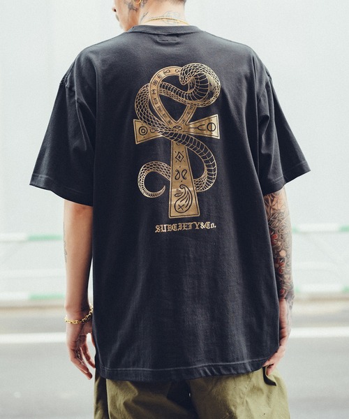 Subciety(サブサエティ)の「Ank tee(Tシャツ/カットソー・メンズ・ブラック×ゴールド/ブラック×ホワイト/ホワイト・XX-LARGE/X-LARGE/LARGE/MEDIUM/SMALL)」の3枚目の写真