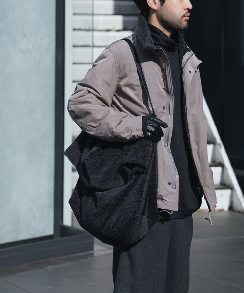 ATTACHMENT（アタッチメント）の「WO/ALPACA ボア ショルダーバッグ / WO/ALPACA BOA SHOULDER BAG（ショルダーバッグ・メンズ・オフホワイト/ダークグレー・ONE SIZE）」の2枚目の写真