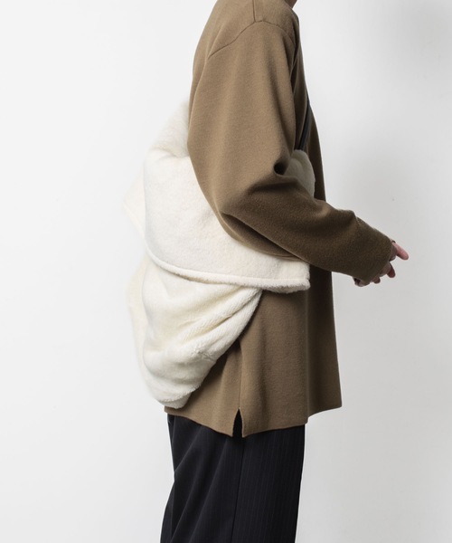 ATTACHMENT（アタッチメント）の「WO/ALPACA ボア ショルダーバッグ / WO/ALPACA BOA SHOULDER BAG（ショルダーバッグ・メンズ・オフホワイト/ダークグレー・ONE SIZE）」の16枚目の写真