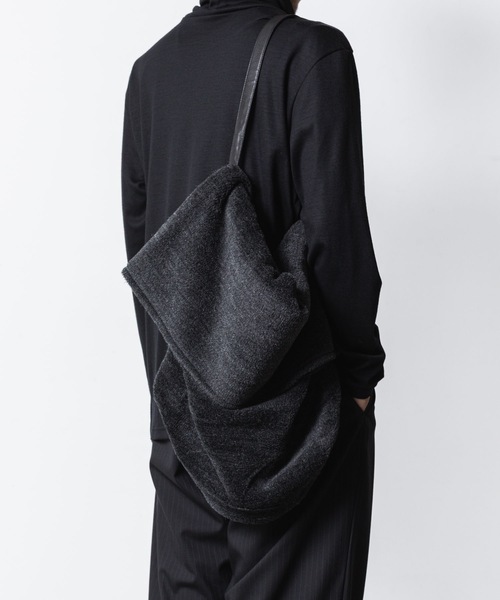 ATTACHMENT（アタッチメント）の「WO/ALPACA ボア ショルダーバッグ / WO/ALPACA BOA SHOULDER BAG（ショルダーバッグ・メンズ・オフホワイト/ダークグレー・ONE SIZE）」の5枚目の写真