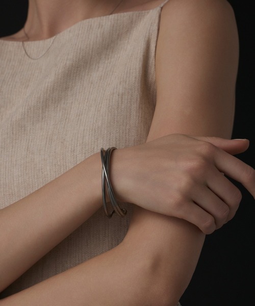 CENE（セネ）の「【CENE】セネ/ツイストアーチバングル（バングル/リストバンド・レディース・シルバー/ゴールド・FREE）」の2枚目の写真