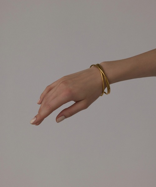 CENE（セネ）の「【CENE】セネ/ツイストアーチバングル（バングル/リストバンド・レディース・シルバー/ゴールド・FREE）」の3枚目の写真