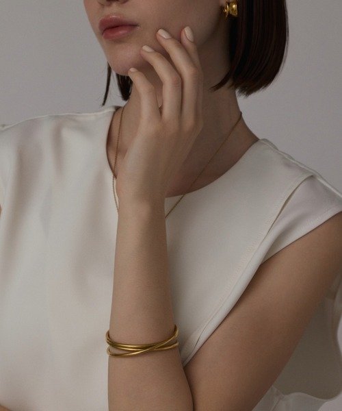 CENE（セネ）の「【CENE】セネ/ツイストアーチバングル（バングル/リストバンド・レディース・シルバー/ゴールド・FREE）」の4枚目の写真