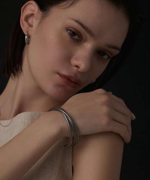 CENE（セネ）の「【CENE】セネ/ツイストアーチバングル（バングル/リストバンド・レディース・シルバー/ゴールド・FREE）」の7枚目の写真