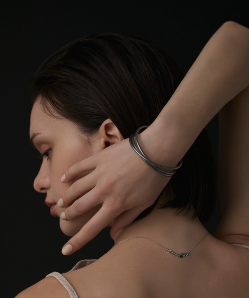 CENE（セネ）の「【CENE】セネ/ツイストアーチバングル（バングル/リストバンド・レディース・シルバー/ゴールド・FREE）」の8枚目の写真