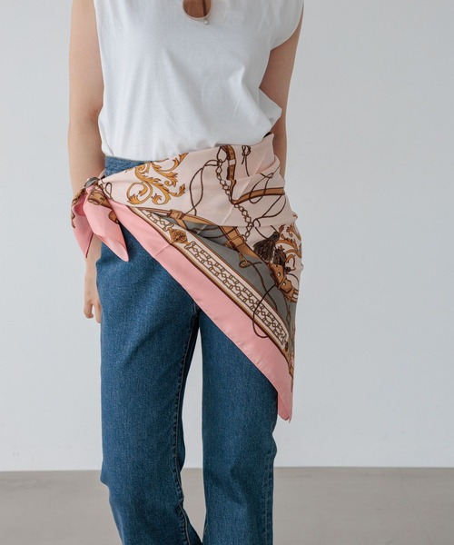 BAYFLOW（ベイフロー）の「90×90 大判スカーフ（バンダナ/スカーフ・レディース・ブラック/ピンク・FREE）」の2枚目の写真