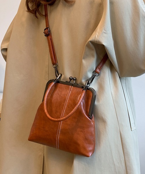 Per sist ence（パーシエンス）の「がま口フェイクレザー2WAYバッグ（ショルダーバッグ・レディース・ブラック/ブラウン・ONE SIZE）」の7枚目の写真