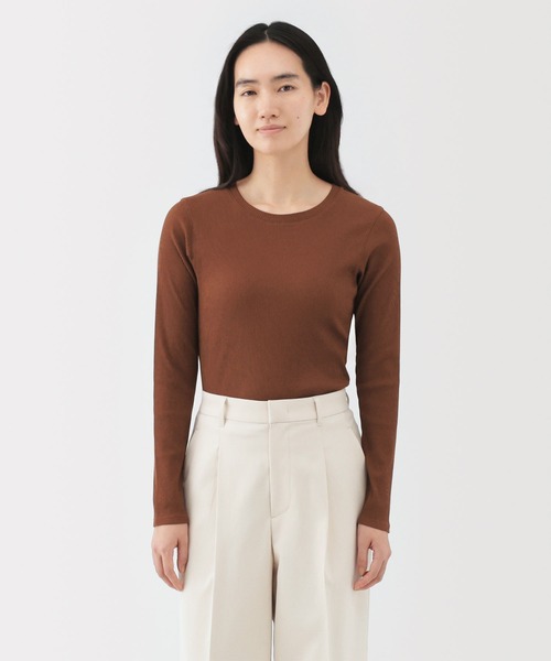無印良品(ムジルシリョウヒン)の「婦人 なめらかリブ編みクルーネック長袖Tシャツ(Tシャツ/カットソー・レディース・オフホワイト/チャコールグレー/ライトグリーン/ブラウン/ブラック/ライトブルー・S/M/L/XL)」の4枚目の写真