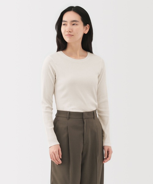 無印良品(ムジルシリョウヒン)の「婦人 なめらかリブ編みクルーネック長袖Tシャツ(Tシャツ/カットソー・レディース・オフホワイト/チャコールグレー/ライトグリーン/ブラウン/ブラック/ライトブルー・S/M/L/XL)」の2枚目の写真