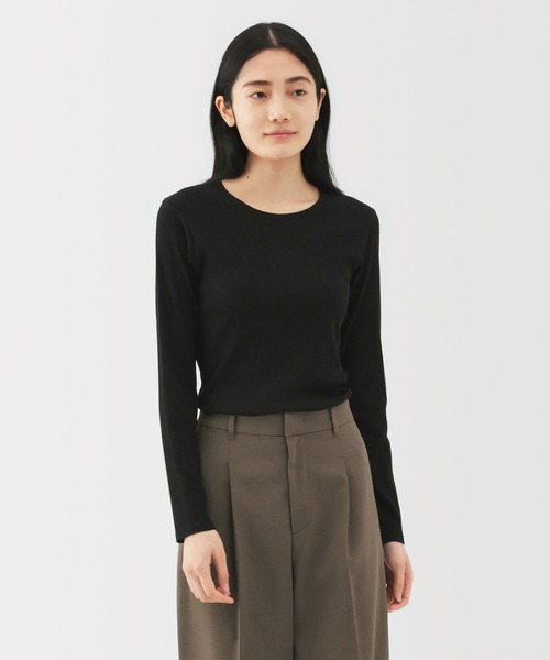 無印良品(ムジルシリョウヒン)の「婦人 なめらかリブ編みクルーネック長袖Tシャツ(Tシャツ/カットソー・レディース・オフホワイト/チャコールグレー/ライトグリーン/ブラウン/ブラック/ライトブルー・S/M/L/XL)」の3枚目の写真