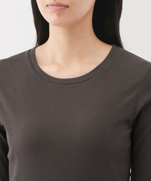 無印良品(ムジルシリョウヒン)の「婦人 なめらかリブ編みクルーネック長袖Tシャツ(Tシャツ/カットソー・レディース・オフホワイト/チャコールグレー/ライトグリーン/ブラウン/ブラック/ライトブルー・S/M/L/XL)」の17枚目の写真