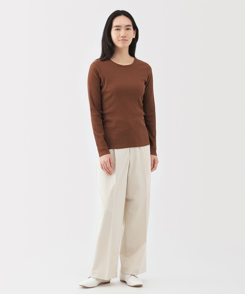 無印良品(ムジルシリョウヒン)の「婦人 なめらかリブ編みクルーネック長袖Tシャツ(Tシャツ/カットソー・レディース・オフホワイト/チャコールグレー/ライトグリーン/ブラウン/ブラック/ライトブルー・S/M/L/XL)」の20枚目の写真