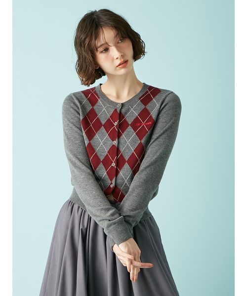 LILY BROWN（リリーブラウン）の「ロゴ刺繍アーガイルカーディガン