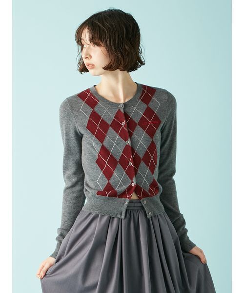 LILY BROWN（リリーブラウン）の「ロゴ刺繍アーガイルカーディガン