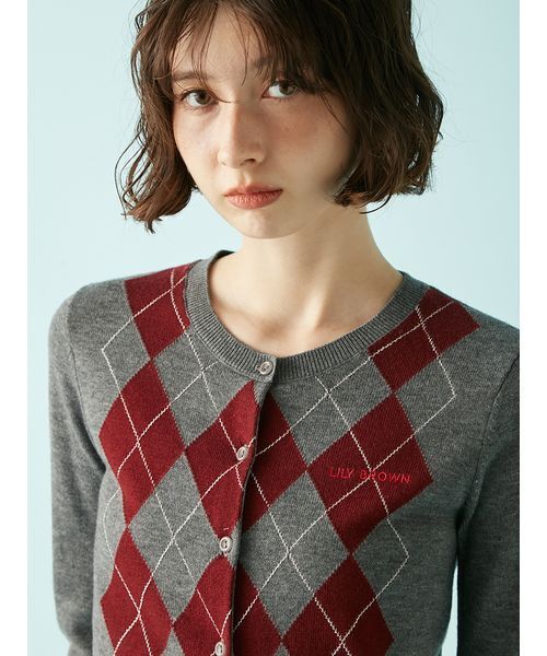 LILY BROWN（リリーブラウン）の「ロゴ刺繍アーガイルカーディガン