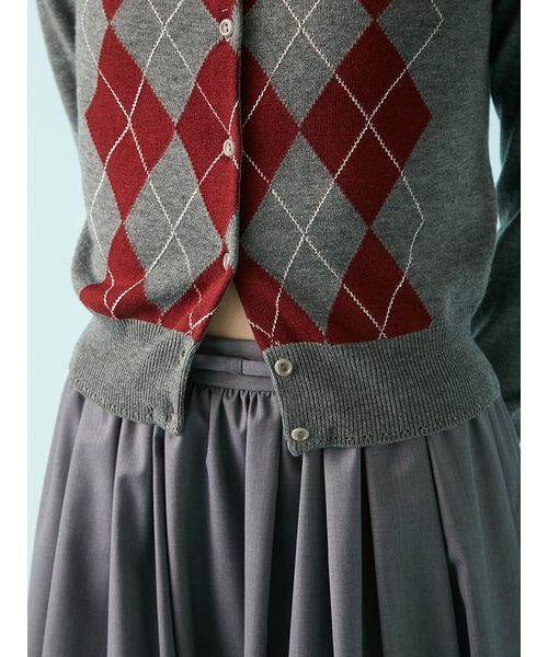 LILY BROWN（リリーブラウン）の「ロゴ刺繍アーガイルカーディガン