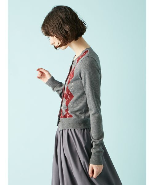 LILY BROWN（リリーブラウン）の「ロゴ刺繍アーガイルカーディガン
