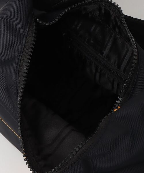 HUNTER（ハンター）の「HUNTER ナイロン ミディ ホーボー ボーン イン スコットランド（トートバッグ・レディース・ブラック/オフホワイト・FREE）」の9枚目の写真