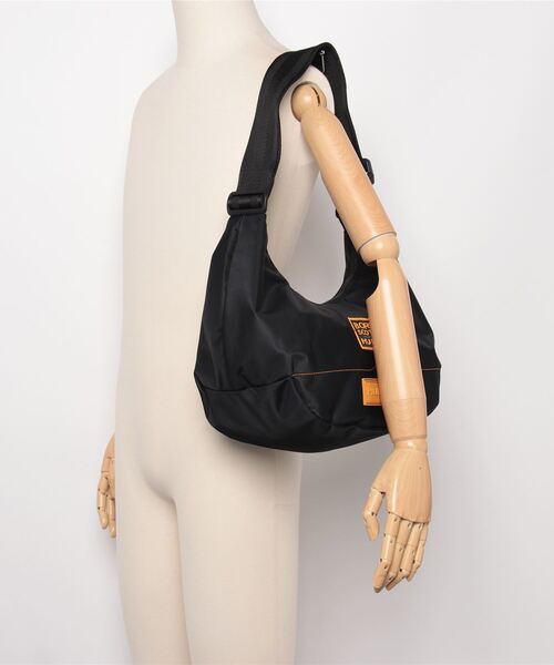 HUNTER（ハンター）の「HUNTER ナイロン ミディ ホーボー ボーン イン スコットランド（トートバッグ・レディース・ブラック/オフホワイト・FREE）」の3枚目の写真