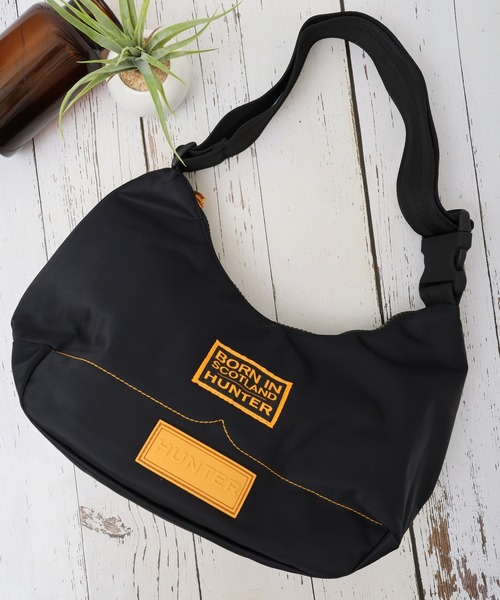 HUNTER（ハンター）の「HUNTER ナイロン ミディ ホーボー ボーン イン スコットランド（トートバッグ・レディース・ブラック/オフホワイト・FREE）」の2枚目の写真
