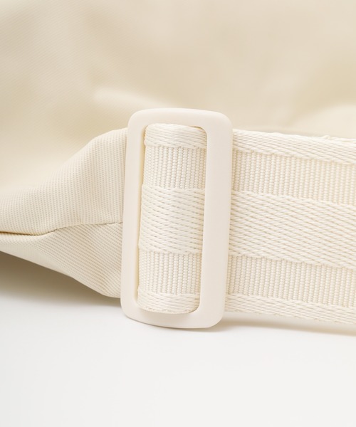 HUNTER（ハンター）の「HUNTER ナイロン ミディ ホーボー ボーン イン スコットランド（トートバッグ・レディース・ブラック/オフホワイト・FREE）」の15枚目の写真