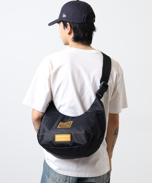 HUNTER（ハンター）の「HUNTER ナイロン ミディ ホーボー ボーン イン スコットランド（トートバッグ・レディース・ブラック/オフホワイト・FREE）」の5枚目の写真