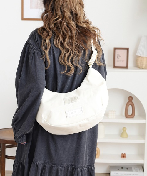 HUNTER（ハンター）の「HUNTER ナイロン ミディ ホーボー ボーン イン スコットランド（トートバッグ・レディース・ブラック/オフホワイト・FREE）」の11枚目の写真