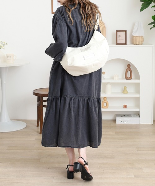 HUNTER（ハンター）の「HUNTER ナイロン ミディ ホーボー ボーン イン スコットランド（トートバッグ・レディース・ブラック/オフホワイト・FREE）」の4枚目の写真