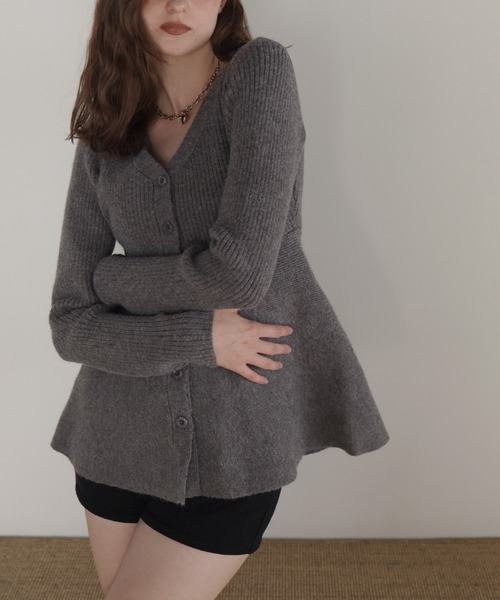 Mili affinity（ミリアフィニティー）の「ペプラムVネックリブニットカーディガン（ニット/セーター・レディース・アイボリー/グレー/ブラック・FREE）」の3枚目の写真